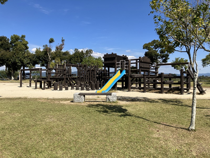 小郡運動公園　丸太の遊具